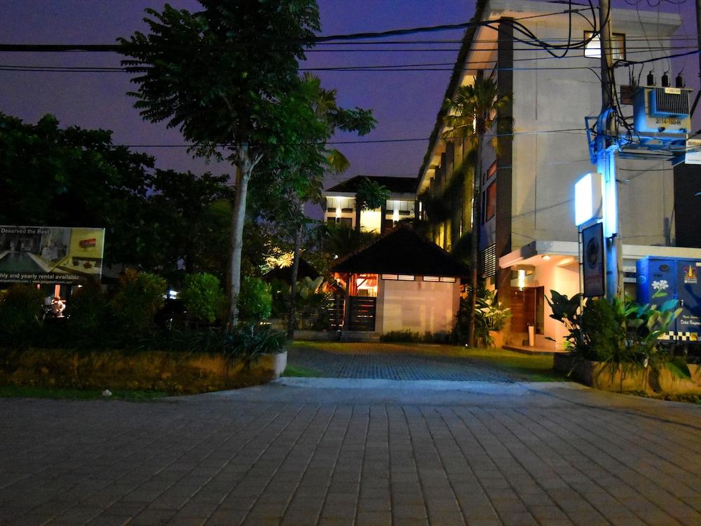 Ganga Hotel & Apartment Denpasa Buitenkant foto