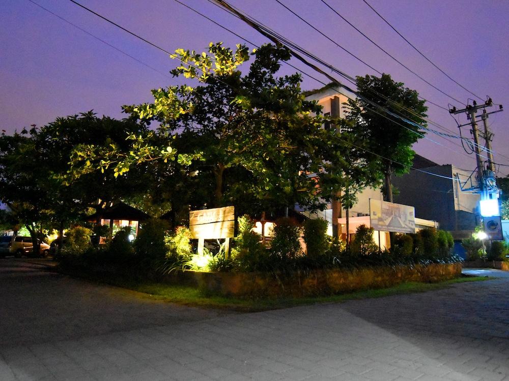 Ganga Hotel & Apartment Denpasa Buitenkant foto