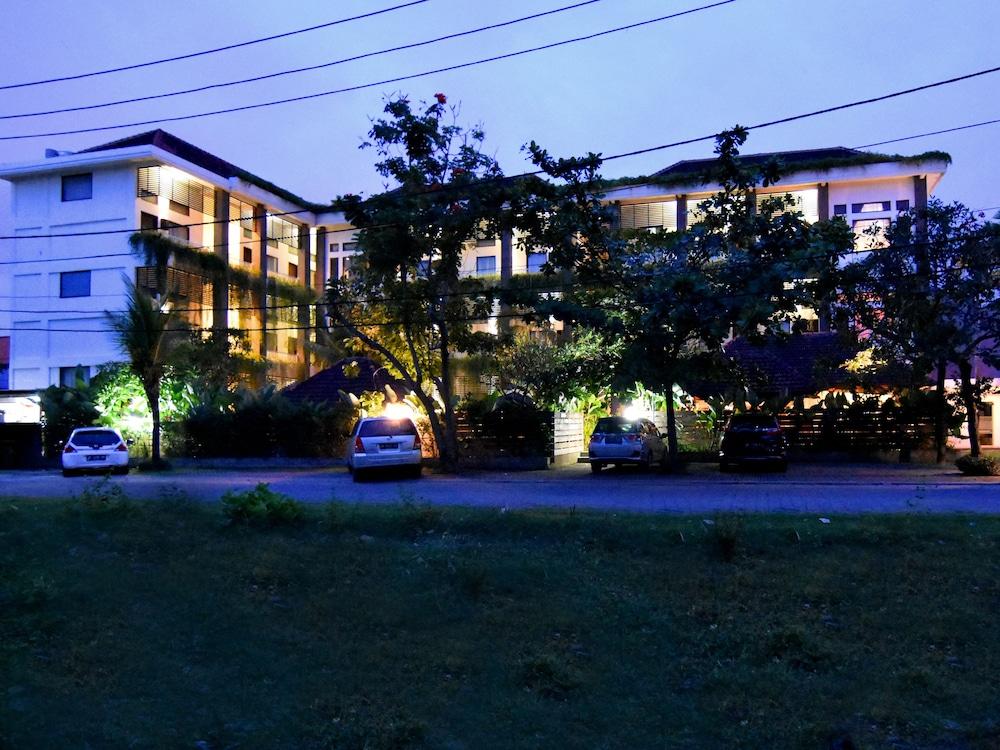 Ganga Hotel & Apartment Denpasa Buitenkant foto